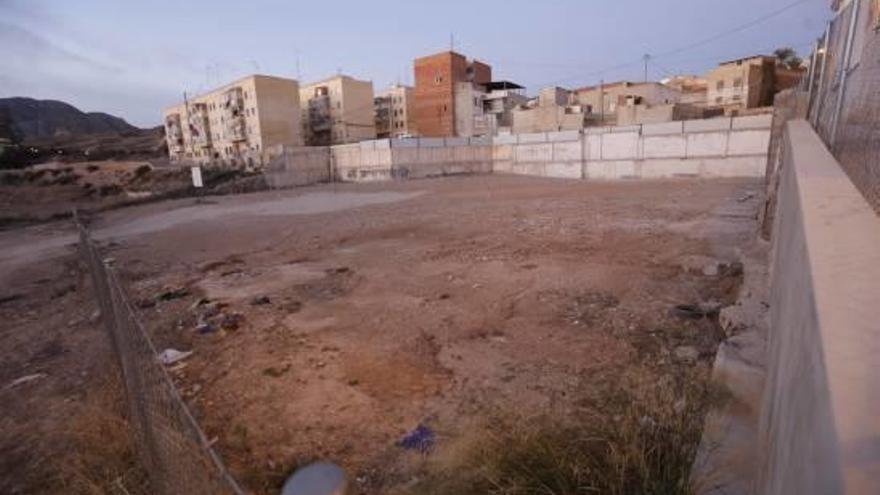 Solar vacío de la calle Uruguay después de la demolición de las últimas viviendas sociales.