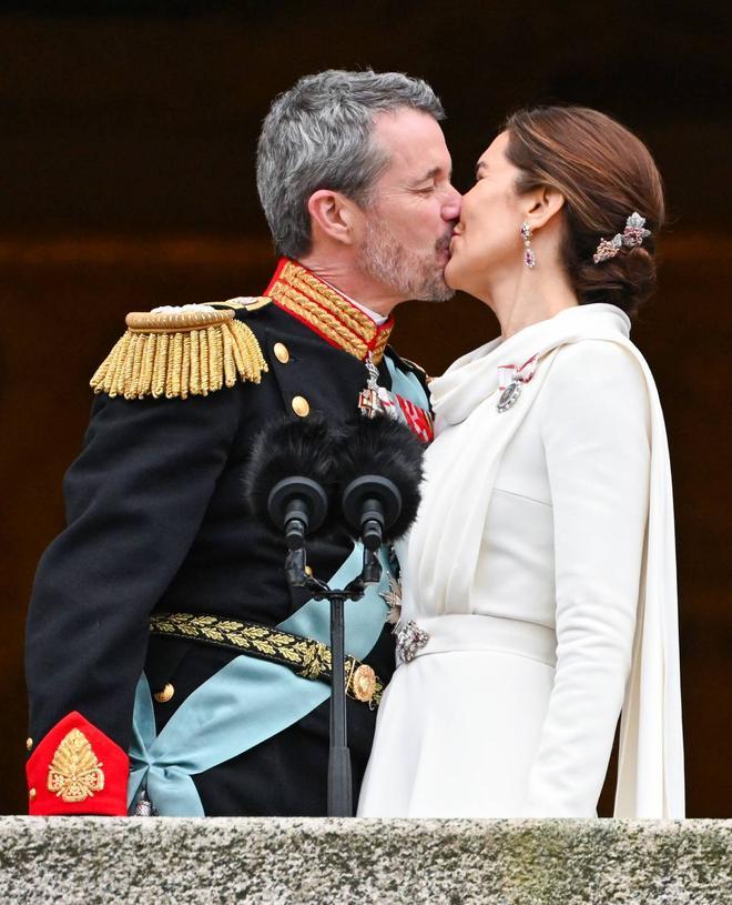Federico y Mary de Dinamarca se besan tras haber sido proclamados reyes