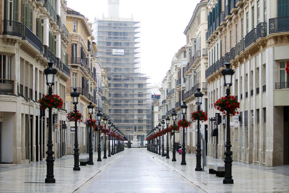 Más de un mes de confinamiento domiciliario y Málaga sigue repitiendo la estampa de las últimas semanas. Calles vacías, comercios cerrados, apenas personas por la calle, siempre con mascarilla, y la poca actividad que se aprecia en un control policial en pleno Paseo de los Curas...