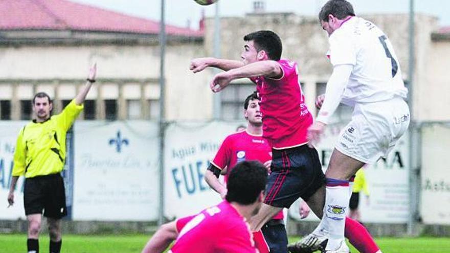 Vichu trata de alcanzar un balón ante la oposición de Manolo.