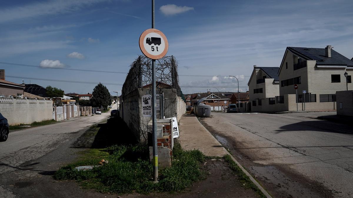 Un cartell adverteix que està prohibit construir en aquesta zona rústica de Mejorada del Campo (Madrid), on es comptabilitzen 2.000 habitatges il·legals i tot i així es continua construint.