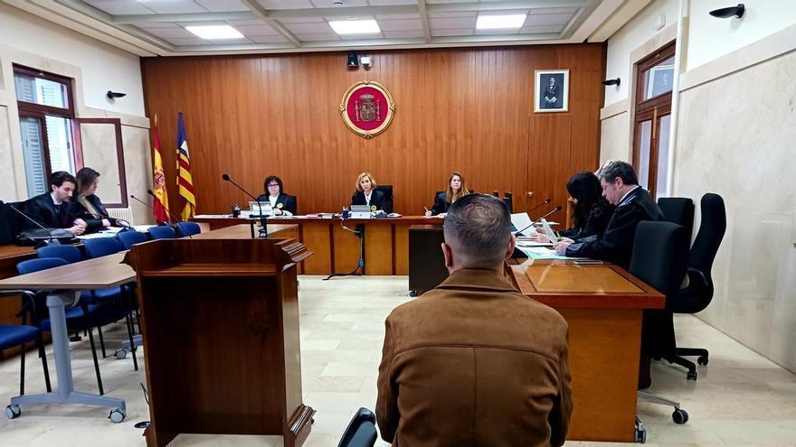 Acepta dos años y medio de cárcel por abusar de su expareja y grabarle una conversación en el coche en Palma
