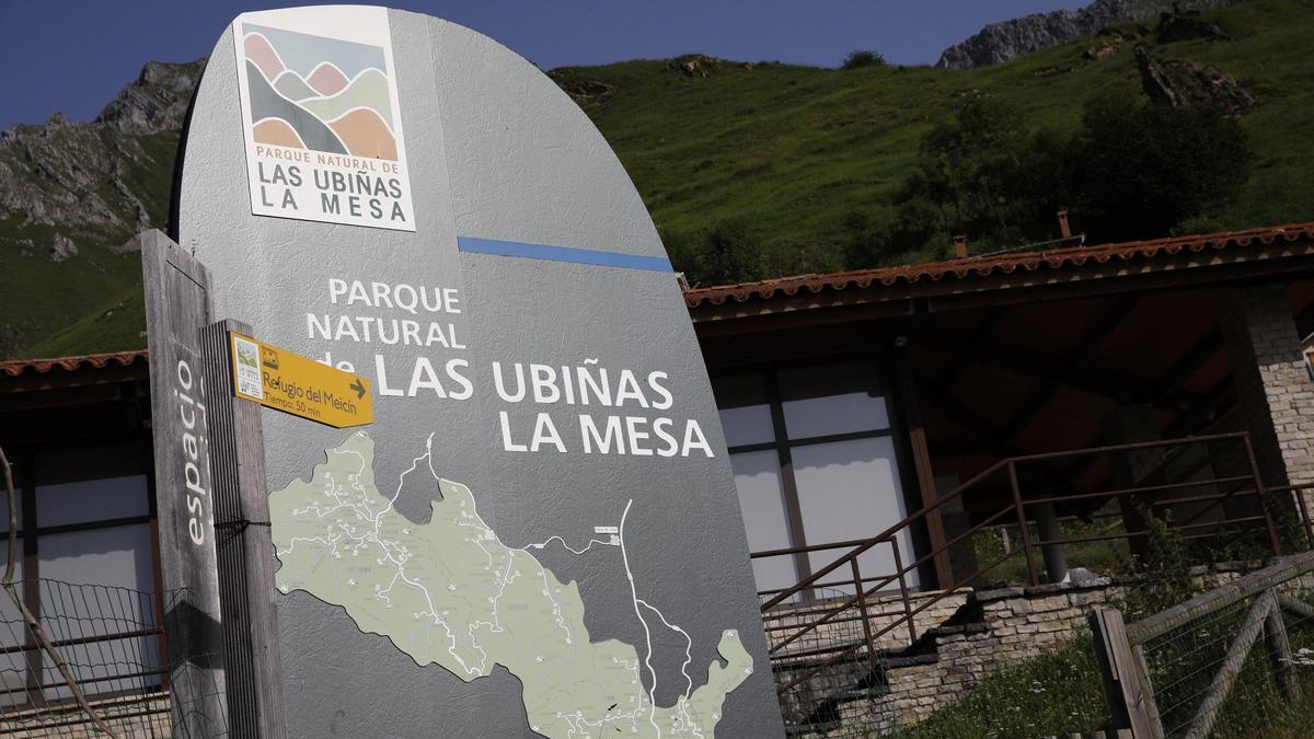 Un cartel del parque de Las Ubiñas, en Tuiza.