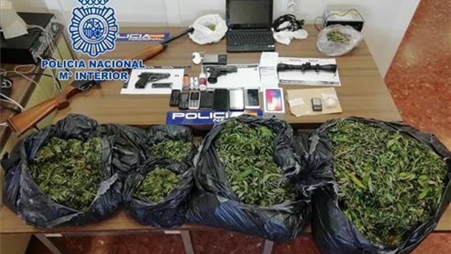 Detenida una pareja con 10 kilos de marihuana en su casa de la playa de Almassora