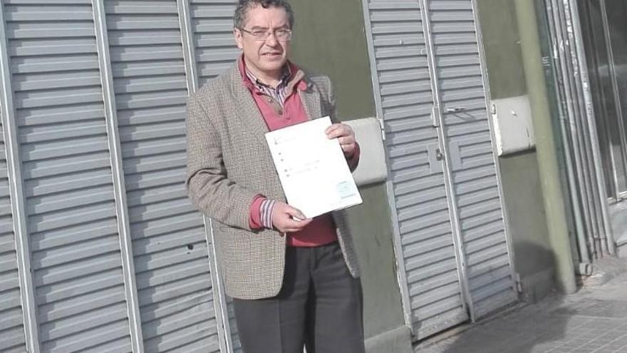 Manuel Carceller, portavoz de la plataforma, a las puertas de la discoteca con la denuncia.