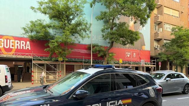 Un cotxe de la Policia Nacional a les portes de Ferraz