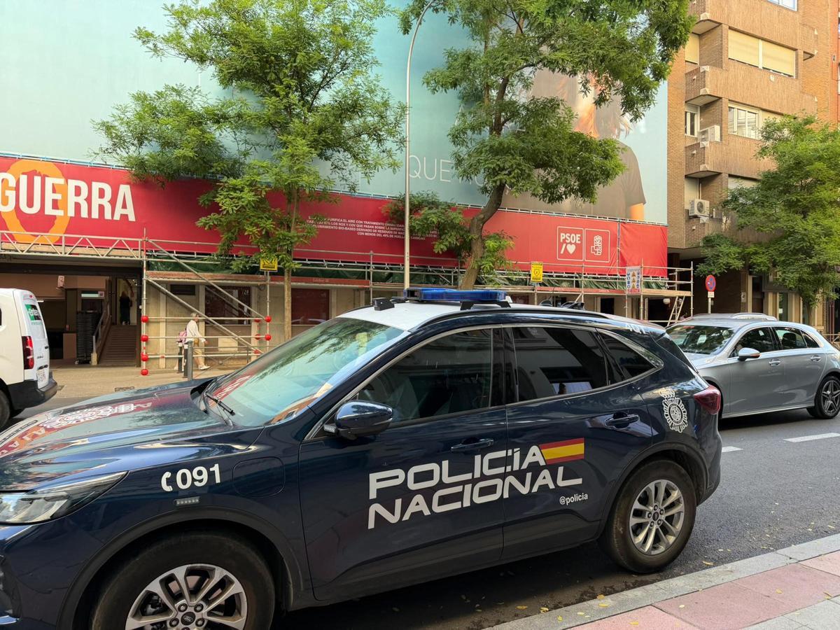 Un coche de la Policía Nacional a las puertas de Ferraz