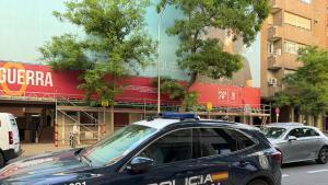 Un coche de la Policía Nacional a las puertas de Ferraz