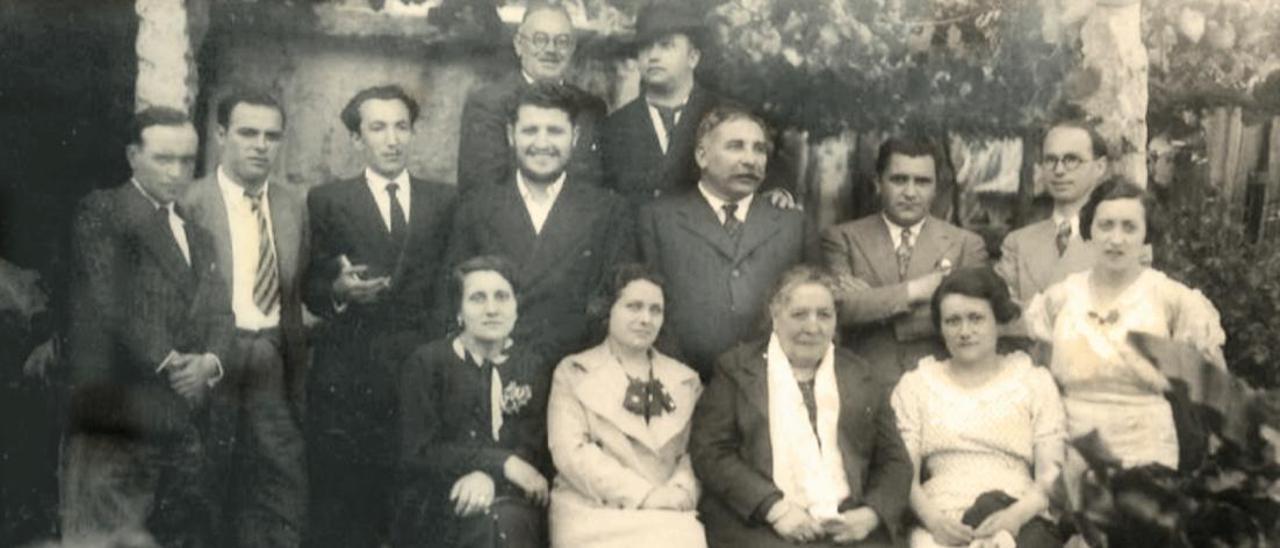 Mestres das escolas públicas e do pósito de Cangas en agosto de 1934.