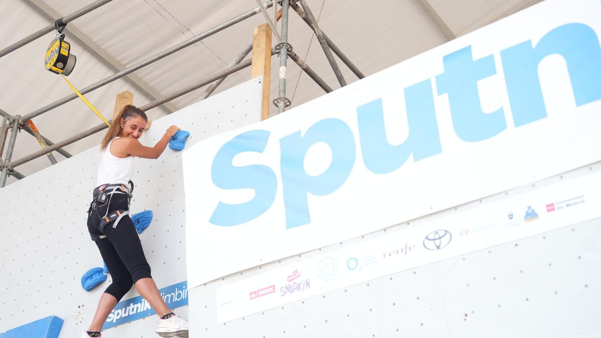 Anna Arnau, ginmasta olímpica y embajadora del evento, se sube al muro de boulder para inaugurar la Copa del Mundo de Escalada.