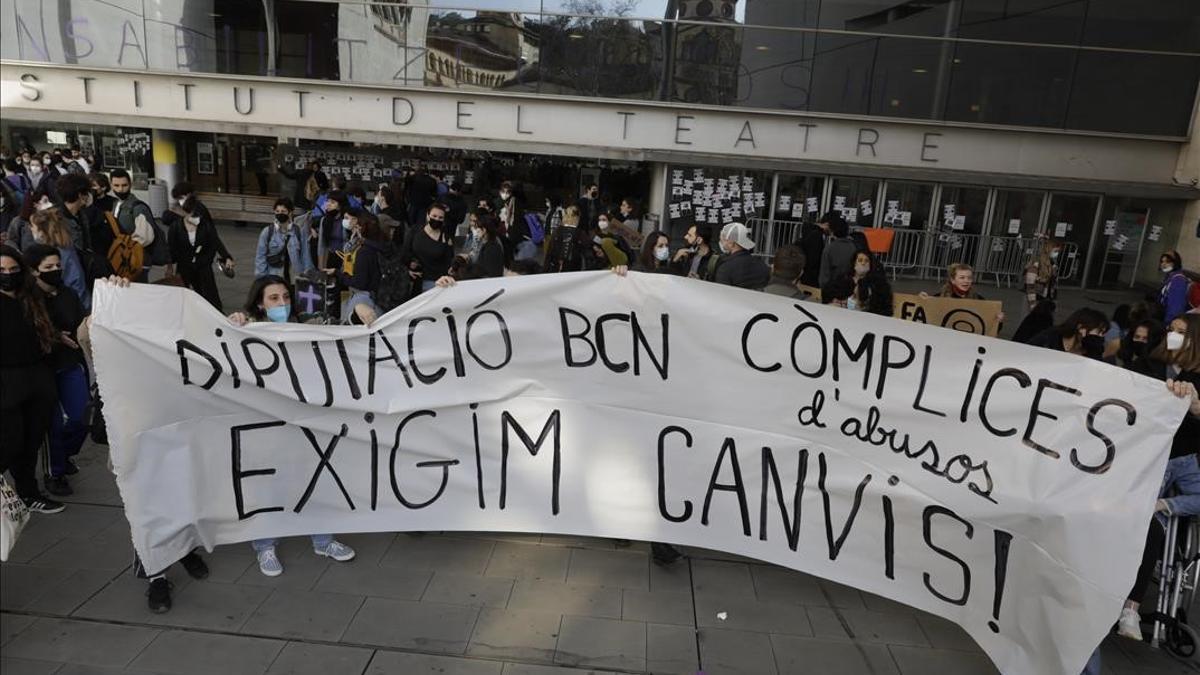 BARCELONA 25 02 2021  Icult   Abus-Art convoca una mani con pinturas y cosas para hacer ruido en el Institut del Teatre  Los estudiantes siguen en pie de guerra          FOTO de FERRAN NADEU