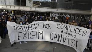 Los estudiantes ante el Institut del Teatre de donde partió la manifestación hacia la Diputación de Barcelona.