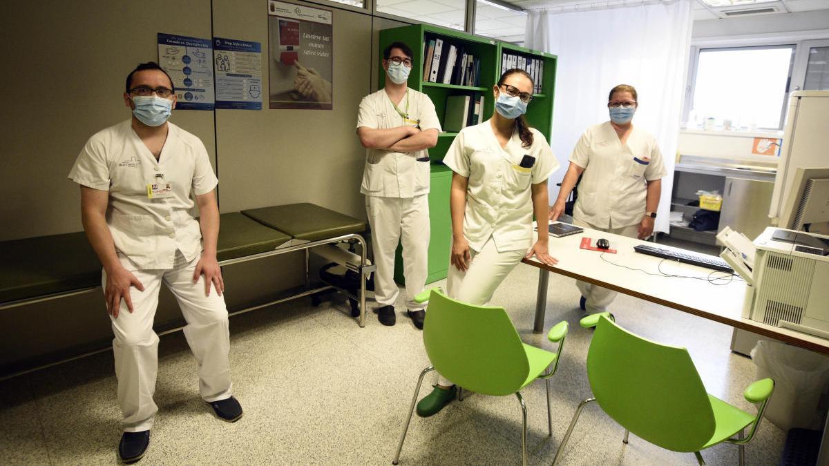 El equipo de Medicina Preventiva del hospital Reina Sofía, con la doctora Shirley Pérez (en el centro) al frente. ISRAEL SÁNCHEZ