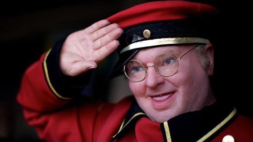 El humorista ya fallecido Benny Hill.