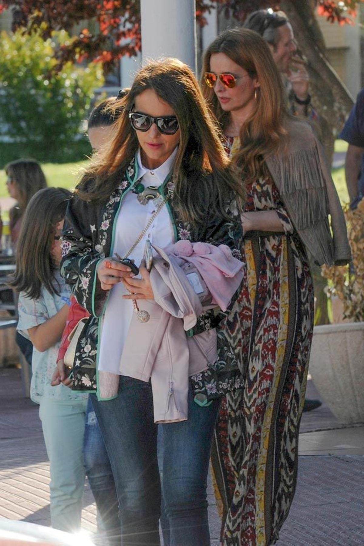 Daniella, Paula Echevarría e Isabel Navarro saliendo del restaurante en el que celebraron el Día de la Madre
