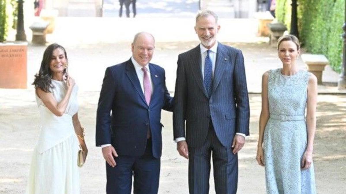 Los Reyes, este lunes, con los príncipes Alberto y Charlène de Mónaco visitan una exposición sobre los 150 años de relaciones diplomáticas, en el Real Jardín Botánico de Madrid.