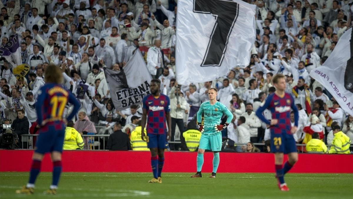 Los jugadores del Barça, cariacontecidos tras encajar el primer gol.