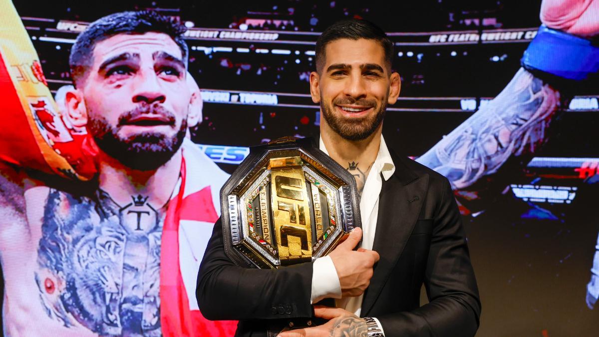 Ilia Topuria posa con el cinturón del peso pluma de la UFC