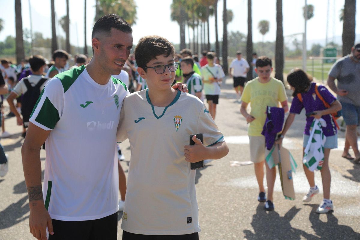 Sergi Guardiola se fotografía con un joven cordobesista tras el entrenamiento.