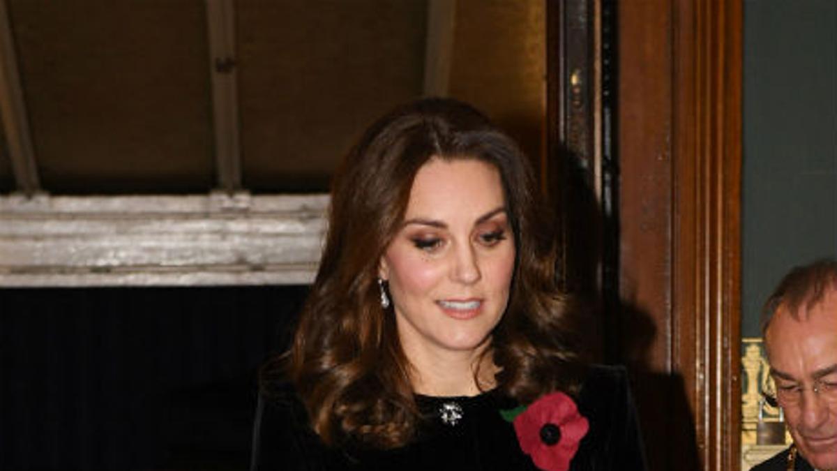 Kate Middleton con abrigo negro de terciopelo
