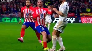 El pisitón de Rodrigo de Paul a Dani Carvajal en el derbi madrileño de Copa que no fue sancionado con cartulina.