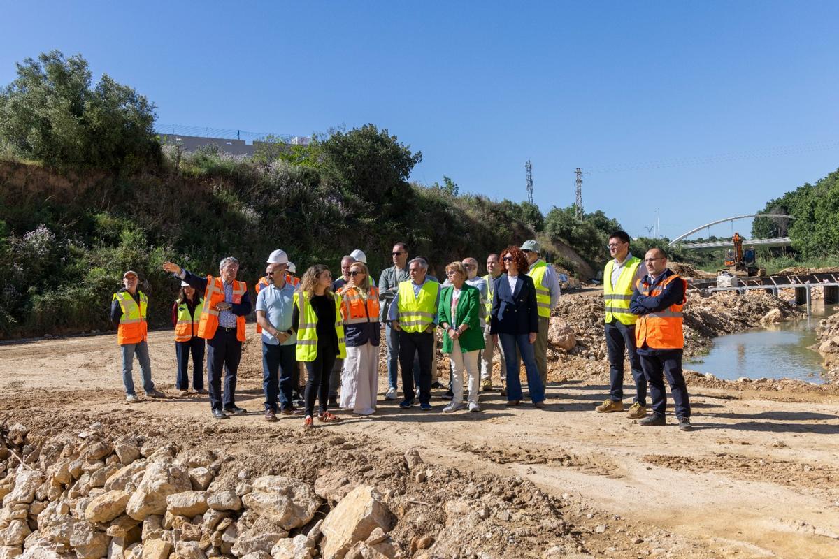 La comitiva en el barranco de Picassent, con la alcaldesa Conxa García y el conseller Miguel Barrachina.