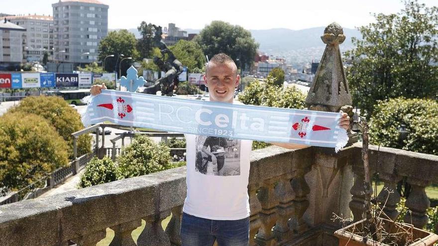 Stanislav Lobotka sostiene la bufanda del Celta en la sede del club, en la Plaza de España.