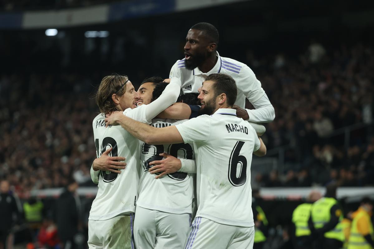 MADRID, 02/02/2023.- Los jugadores del Real Madrid celebran el gol de su equipo durante el partido de la jornada 17 de LaLiga que Real Madrid y Valencia CF disputan este jueves en el estadio Santiago Bernabéu. EFE/ Kiko Huesca