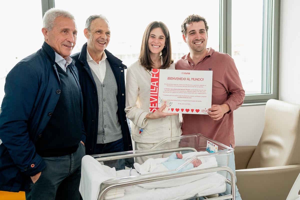 Joaquín Caparrós y Pablo Blanco durante la entrega de kits de bienvenida a los padres de los recién nacidos