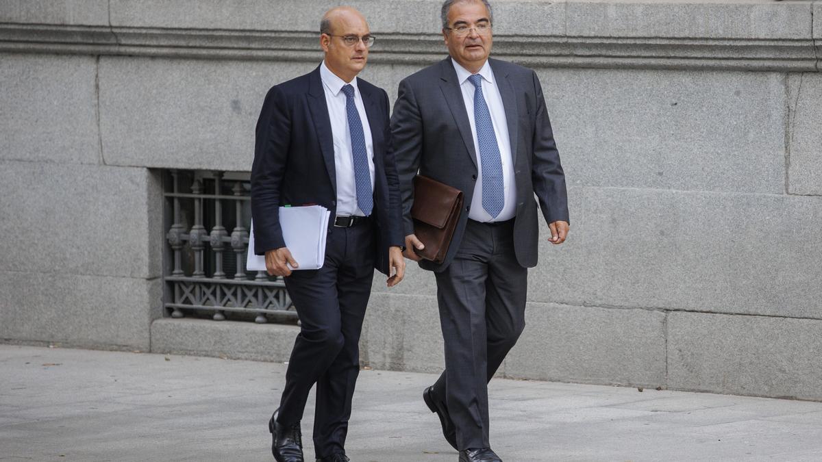 Archivo - El expresidente del Banco Popular Ángel Ron (d) y su abogado José Antonio Choclán (i).