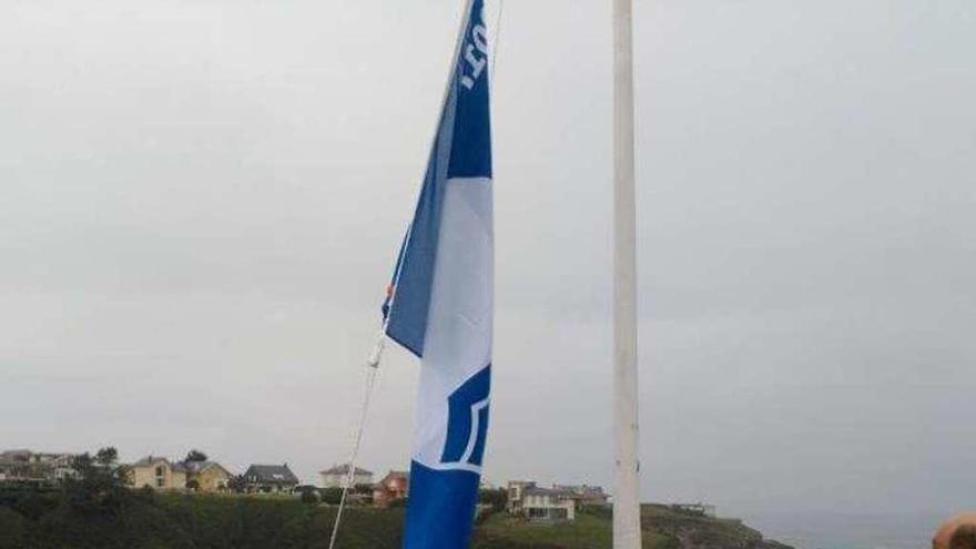 La bandera azul ya ondea en Tapia