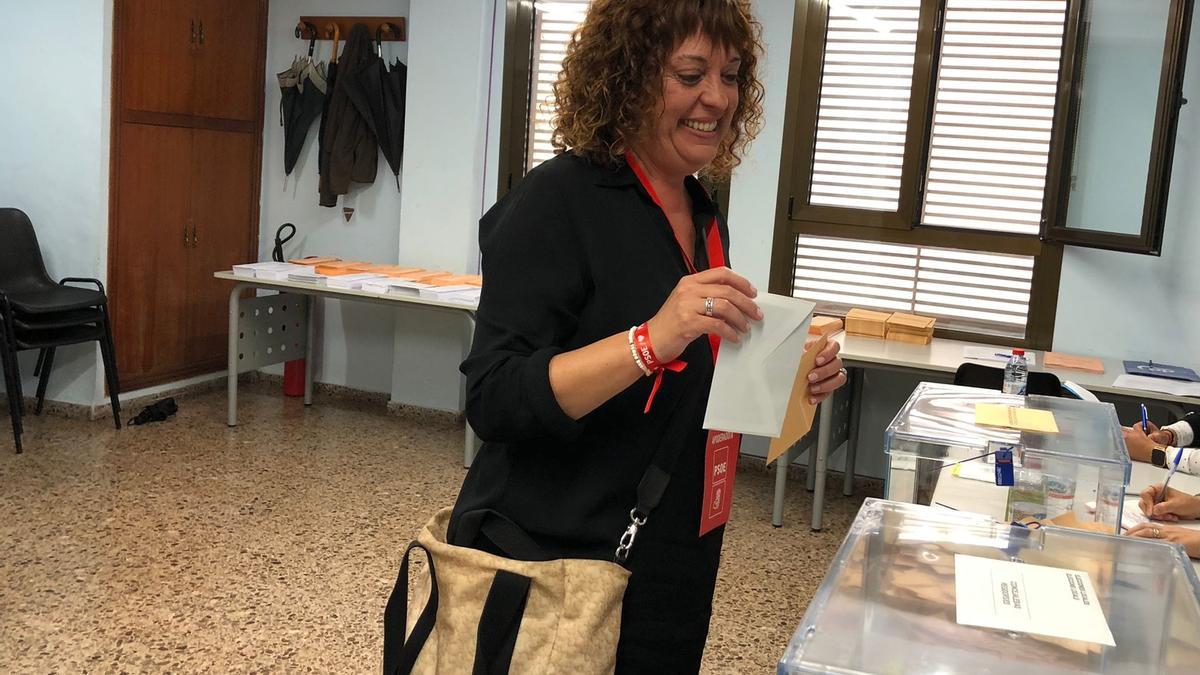Neus Garrigues emite su voto en las elecciones.