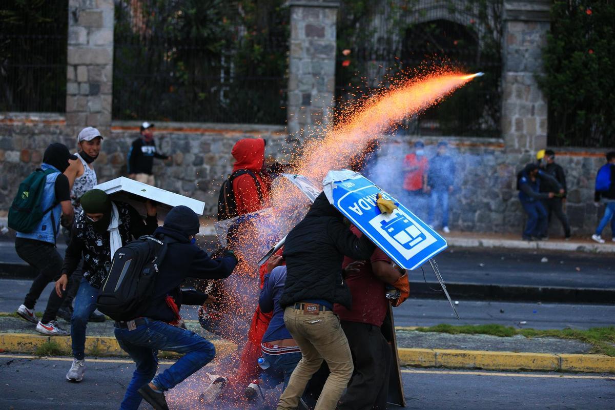 Manifestantes arman barricadas para protegerse durante los enfrentamientos con miembros de la policía en Ecuador. Manifestantes arman barricadas para protegerse durante los enfrentamientos con miembros de la policía en Ecuador.