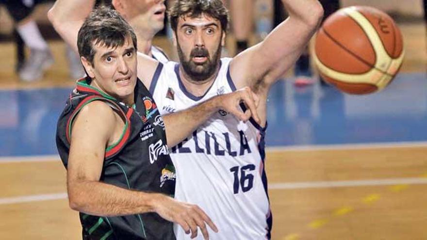 Richi Guillén mira el balón en un partido de este curso.