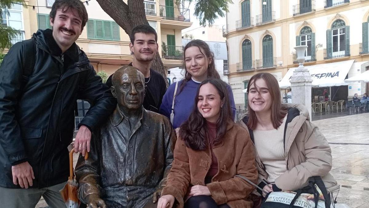Grupo de estudiantes de tercero de Historia del Arte de la UMA que han realizado el trabajo, junto a la escultura de Picasso, en la plaza de la Merced.