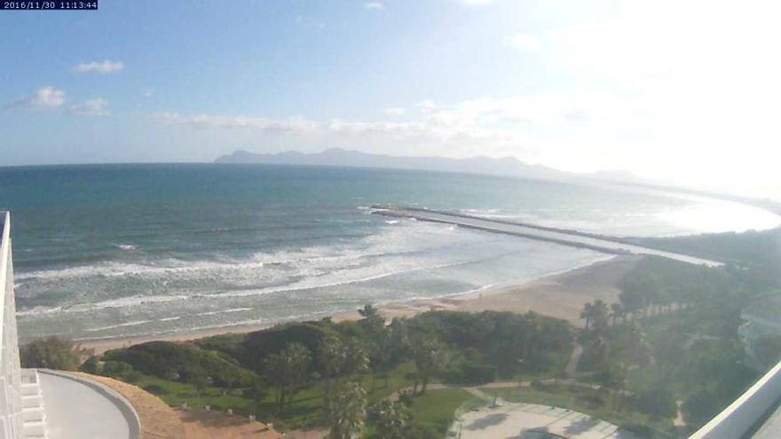 Am Mittwochmorgen war von den Wellen an der Playa de Muro nichts zu sehen.