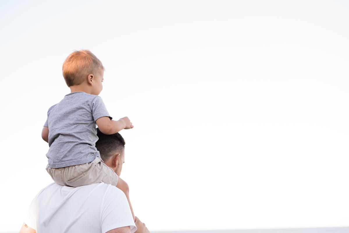 Un padre y su hijo.