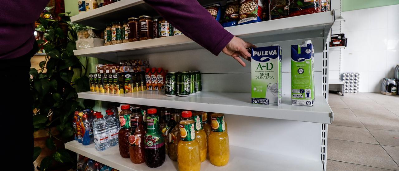 Una estantería con escasas existencias de leche en una tienda de Alcoy.