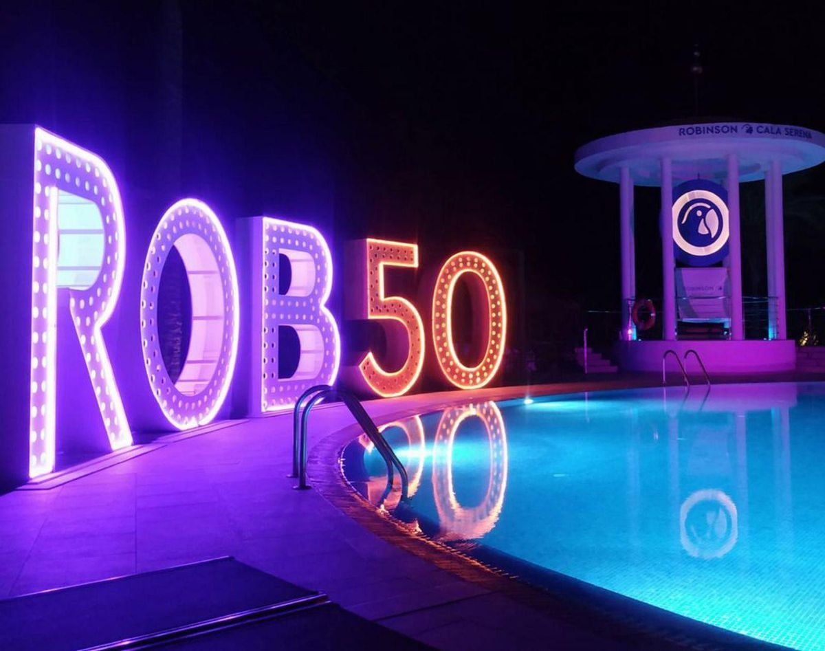 Stimmungsvoll war es abends am Pool. | FOTO: JOHANNES KRAYER
