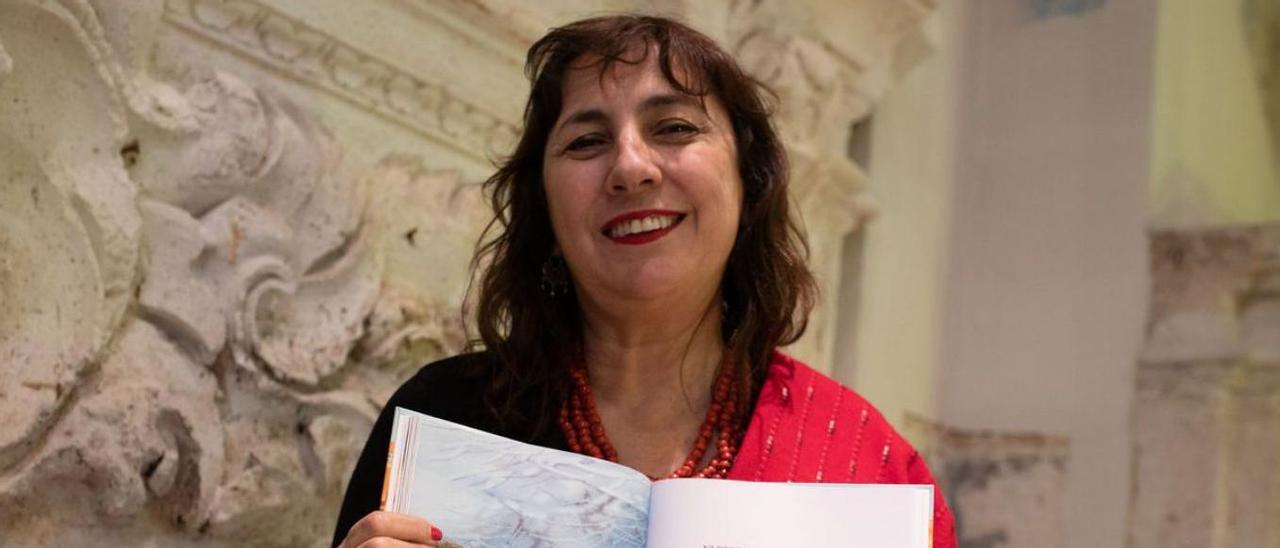 Ana Griott, con el libro «El gigante del guisante y otros cuentos ucranianos» en la Biblioteca Pública. | Ana Burrieza