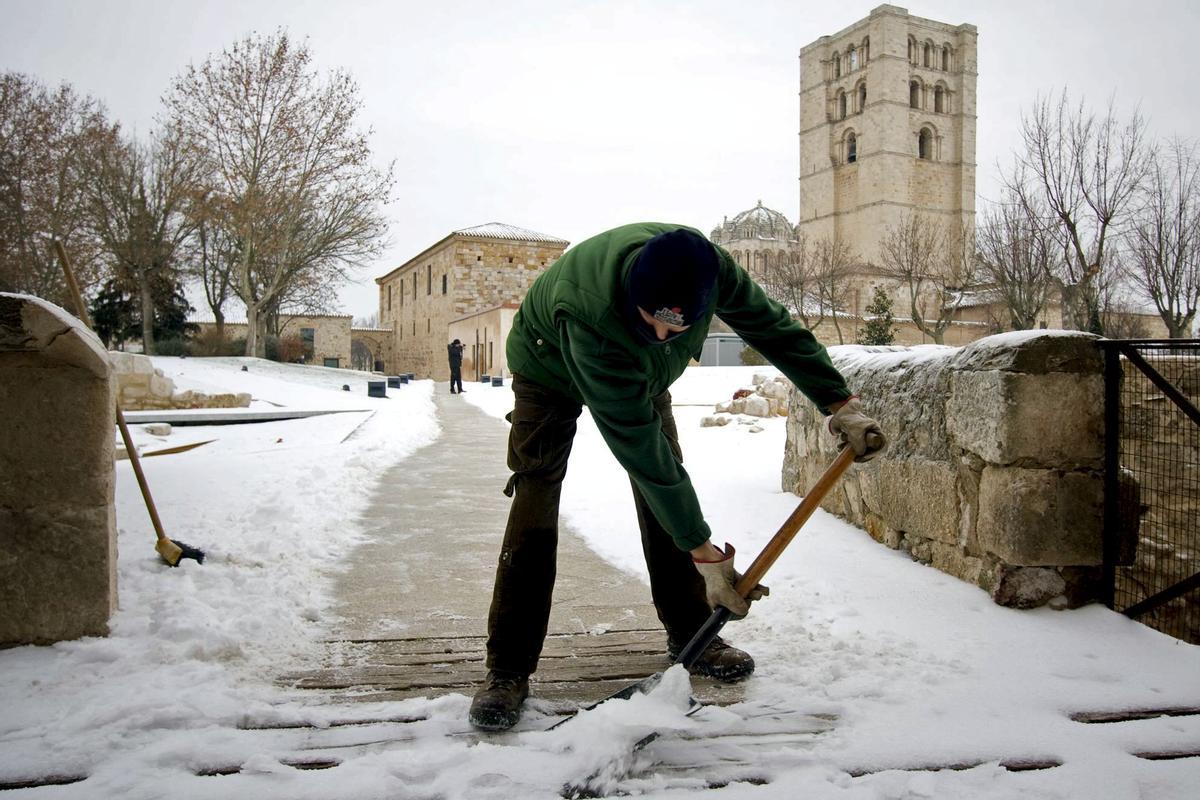 Un operario retira la nieve en un temporal anterior en Zamora.