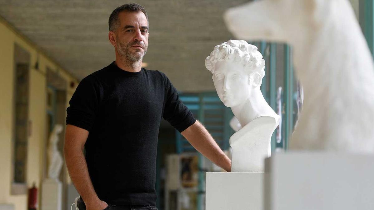 Pablo Porral en el taller de esculturas de la Escola de Restauración y Conservación de Bens Culturais de Galicia.