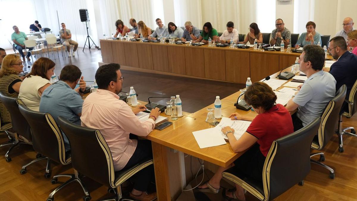 Los 25 ediles de la nueva corporación de Vila-real hanparticipado hoy en el primer pleno, este con carácter extraordinario, de la legilatura