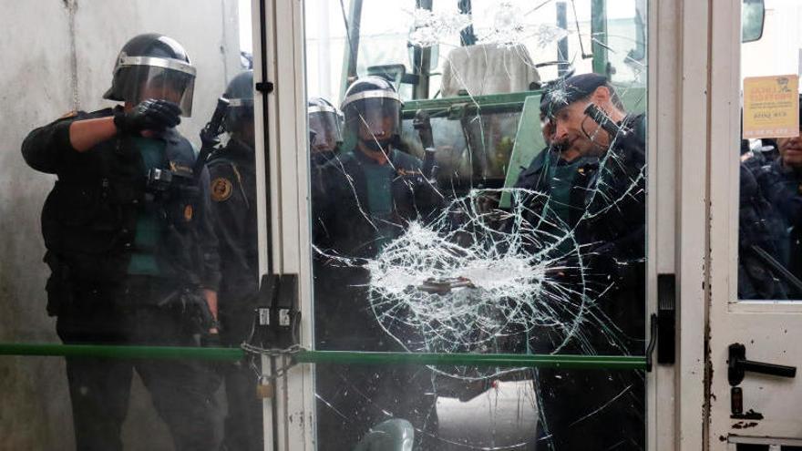 Varios agentes de la Guardia Civil en un centro el 1-O.