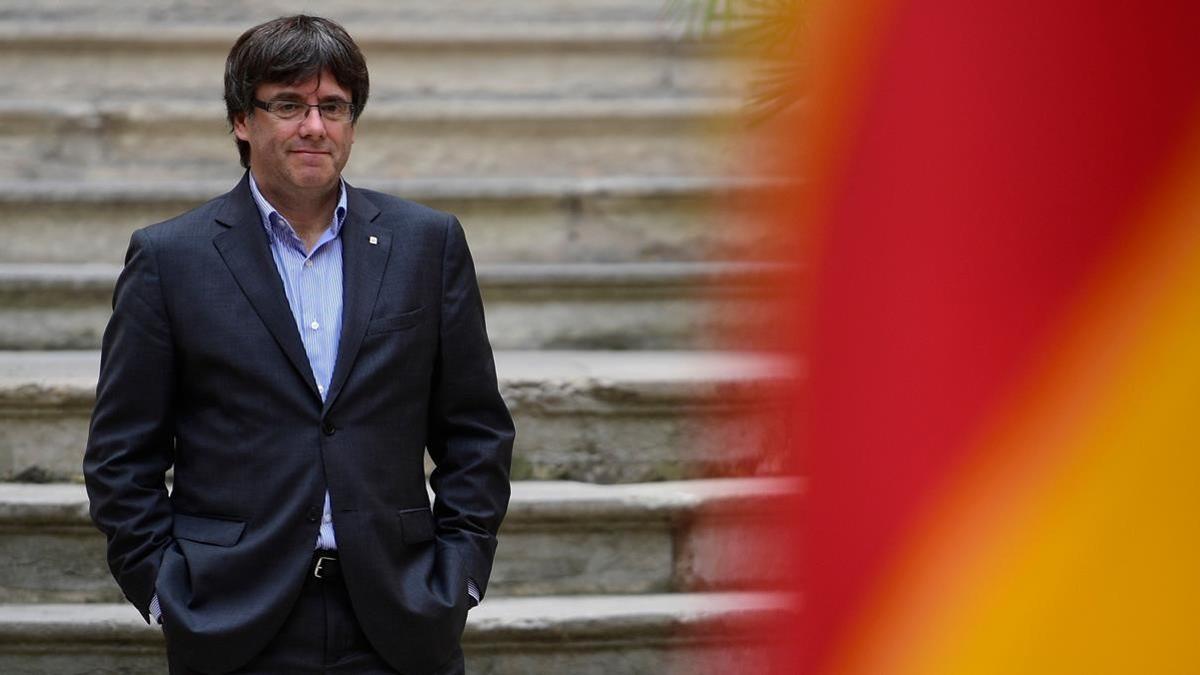 Carles Puigdemont posa junto a la senyera.