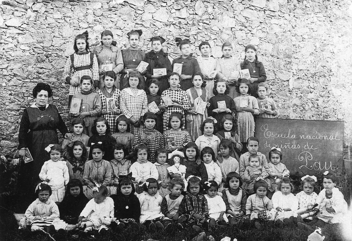 Les alumnes i la mestra de l'escola de nenes de Pau, l'any 1927.