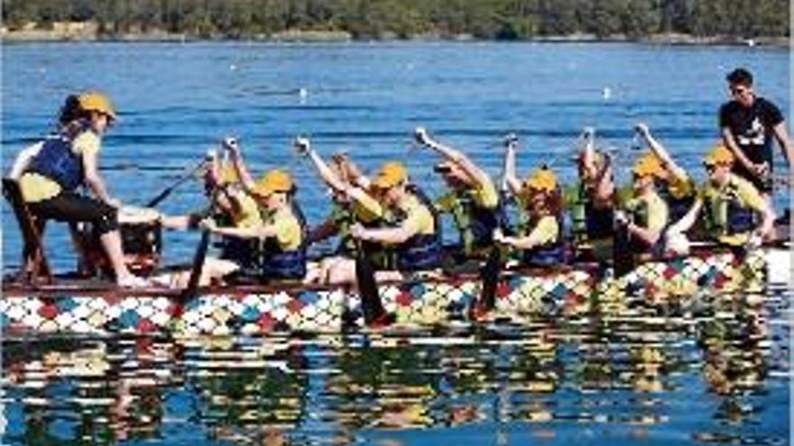 Un moment de la competició de les barques drac a l&#039;estany.