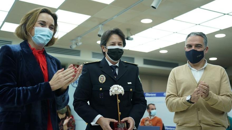 Cuca Gamarra, la policía local Noelia Martín y Elías Bendodo, en el acto organizado por el PP en Málaga con motivo del Día de la Mujer.