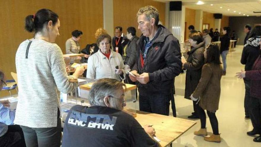 Ciudadanos votan en una mesa electoral de A Coruña el pasado domingo.