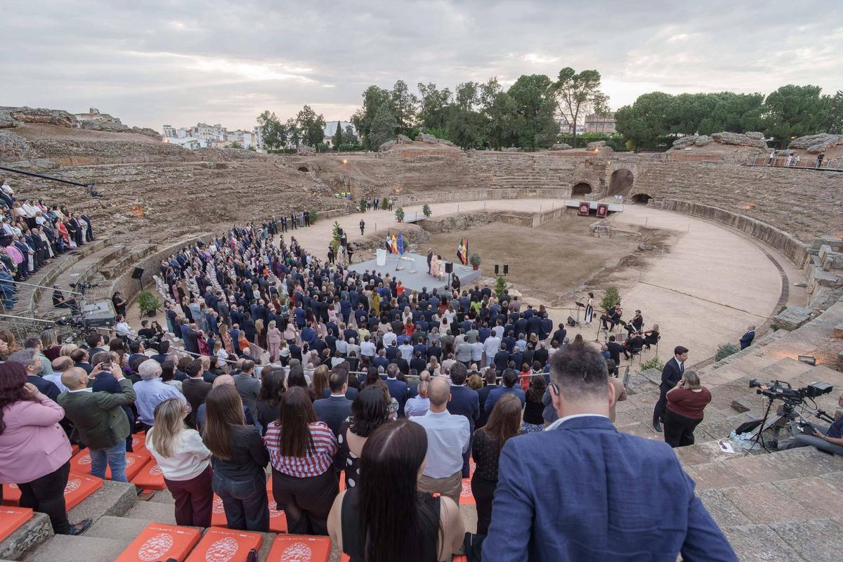 Fotogalería | La toma de posesión de María Guardiola como presidenta, en imágenes